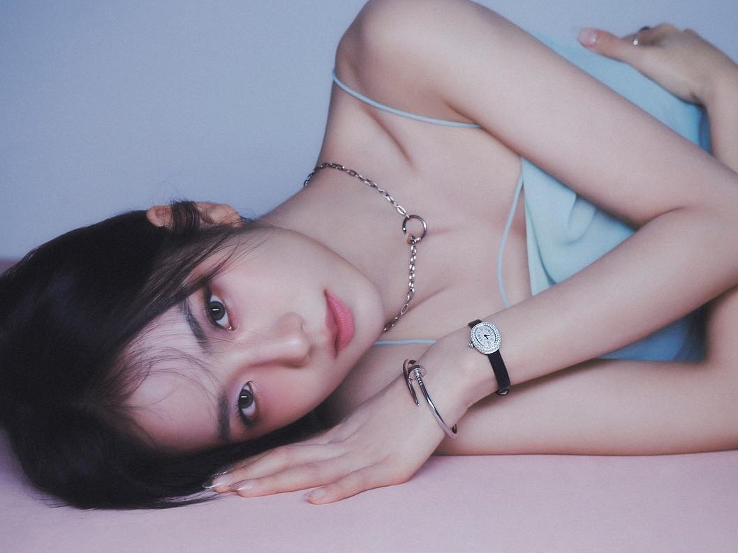 【写真】「年の差恋愛」を経てますます…BLACKPINK・ジス、“大胆ドレス”で寝そべり熟練の色香