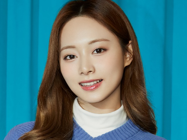 TWICE・ツウィ、青ニットのゴルフウェアでファンを悩殺…「ぴったり」「可愛すぎる」と大絶賛【PHOTO】