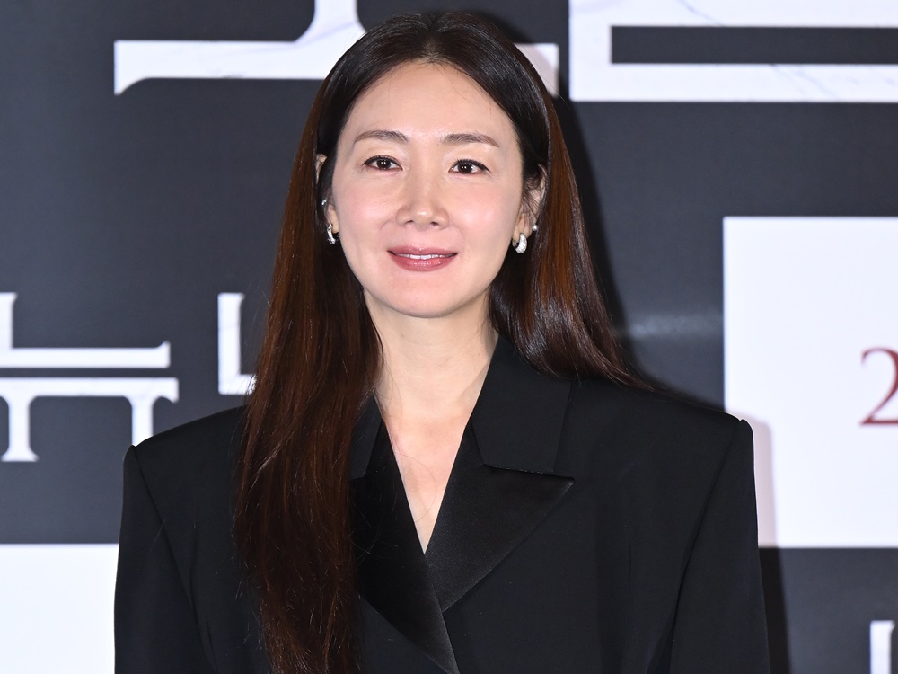 女優チェ・ジウ(48)とハリウッド女優スヒョン、母娘ペアルックで話題