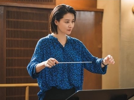 女優イ・ヨンエ、女性指揮者役で新境地の予感。次回作『マエストラ』場面写真初公開