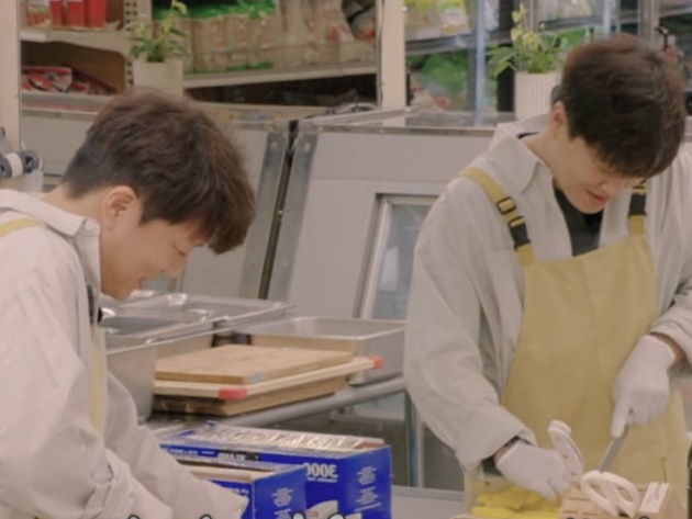 マスク未着用、おしゃべりしながら海苔巻きを調理。“不衛生”を指摘された韓国バラエティが釈明