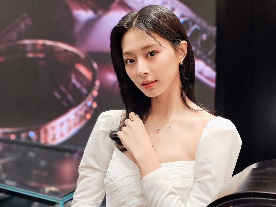 「タダで見ていいものなのか…」TWICE・ツウィ、美デコルテ全開の純白ドレス姿に称賛続々【PHOTO】