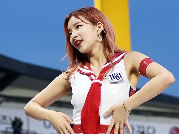 【写真】韓国チアのキム・ジナ、ミニスカ足組みSHOTでファン魅了「可愛すぎ」「彫刻の女神」