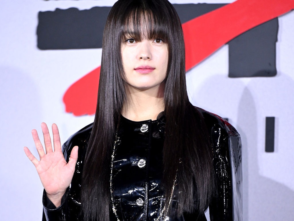 『トンイ』主演ハン・ヒョジュ、“黒光りルック”を披露！ ハードな装いも大反響【PHOTO】