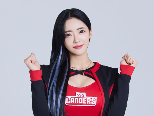 来日中の韓国代表チアリーダー、鏡越し自撮りのユニ姿に反響！美麗ビジュアルで野球ファン魅了【PHOTO】