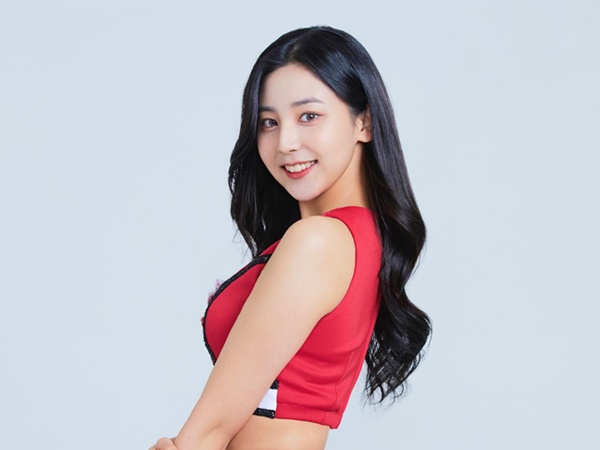 韓国人気チア、モク・ナギョンの“抱きつきSHOT”にファン絶賛！「女神様」「綺麗です」【PHOTO】
