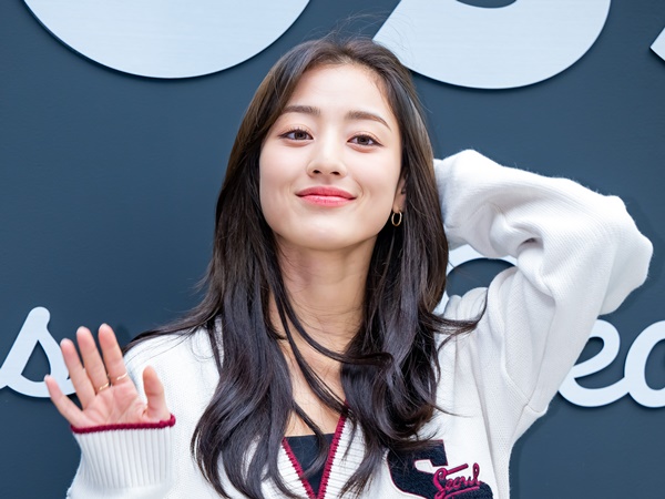 TWICE・ジヒョ、ミニスカートから伸びるスラリ美脚にファン釘づけ「素晴らしいです…」【PHOTO】