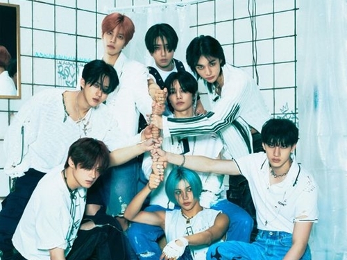 フランスでK-POPグループ”初”を更新するStray Kids、今回はフランスレコード協会のゴールドを獲得！