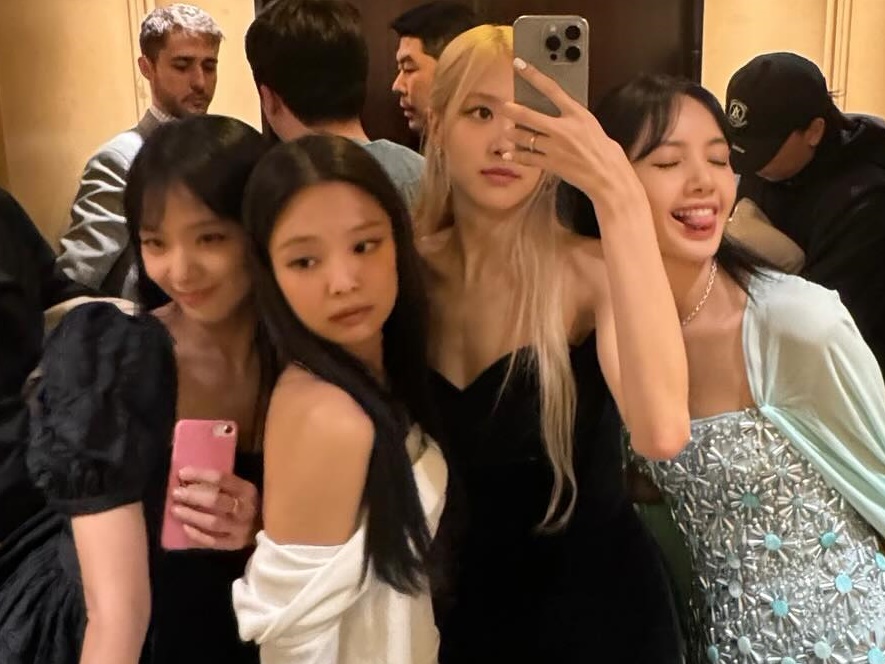 BLACKPINK、“和気あいあい”集合写真にファン歓喜「本当にありがとう」【PHOTO】