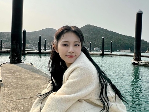 風になびく黒髪が美しい…TWICE・ツウィ、彼女感満載の冬コーデを披露【PHOTO】