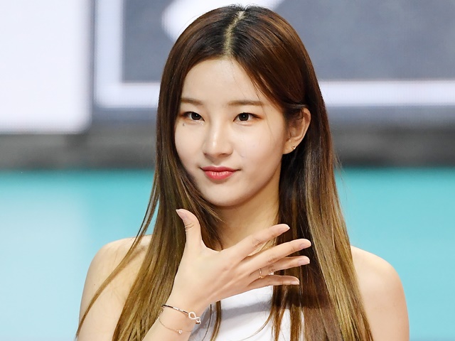 【写真】韓国プロ野球チアのキム・ジナ、“太もも全開”のホットパンツ姿「無敵」「完璧です」