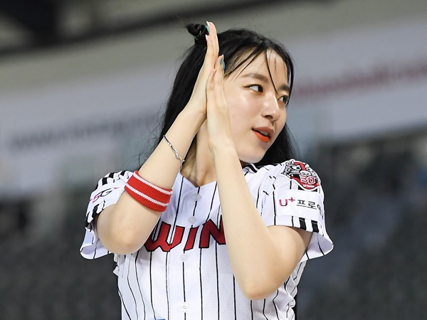 韓国プロ野球の22歳チア、上目遣いの足組みSHOTにファン悶絶「完璧です」「半端ない…」【PHOTO】