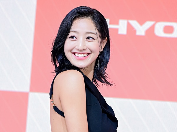色気爆発！TWICE・ジヒョ、美デコルテ全開のブラックドレスで魅了「史上最高にゴージャス」【PHOTO】