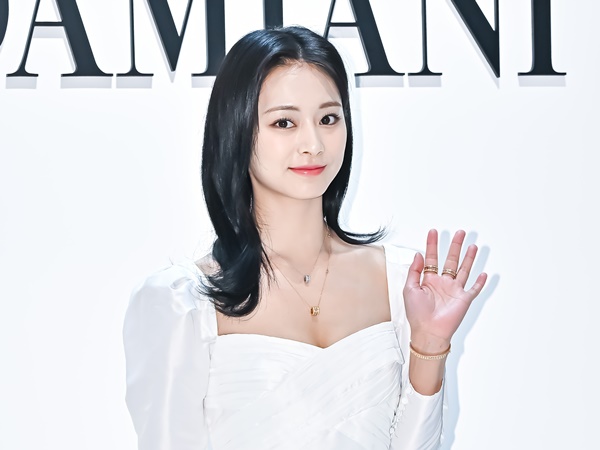 「直視できない…」TWICE・ツウィ、大胆なヘソ出し衣装でファンを悩殺【PHOTO】