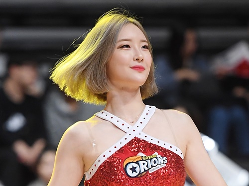 人気の韓国チア、思わず目が行く“透き通る美肌SHOT”でファンを虜に「美しすぎる」「天使？」【PHOTO】