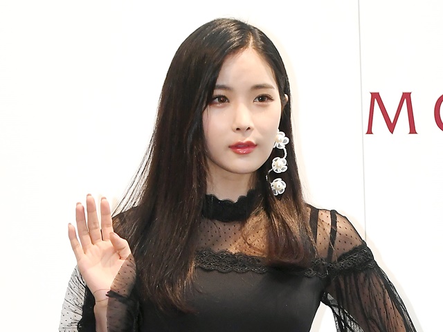 【写真】RAINBOW出身ヒョニョン、バスローブ姿でベッドに腰かけ…大胆な魅力に反響「美しすぎます！」