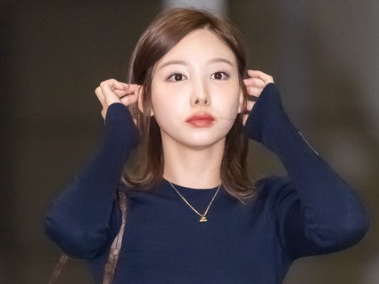 ふわふわ帽子に超ミニワンピ…TWICE・ナヨン、“クリスマス先取りルック”に大反響【PHOTO】