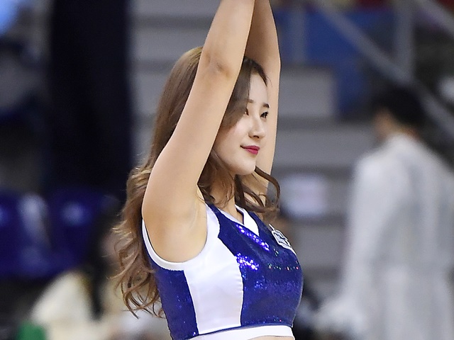 韓国人気チアのキム・ジナ、魅力的なタイト目ユニ姿でファンを魅了「今日も綺麗」「美しい…」【PHOTO】