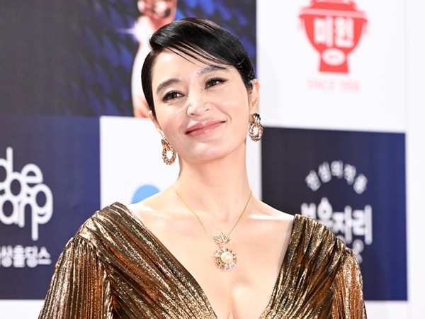 「そんな髪型でも美しい」韓国女優キム・ヘス（53）、後光がさすような美貌に称賛続々【PHOTO】