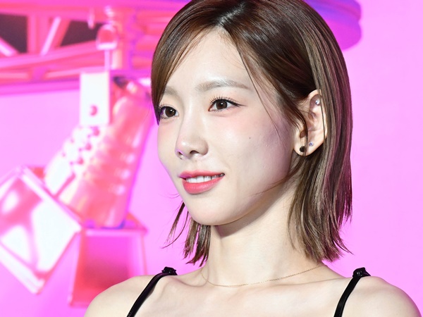 少女時代・テヨン、溢れ出る魅力にファン惚れ惚れ…深ネック＆ストッキングの全身黒コーデに反響【PHOTO】