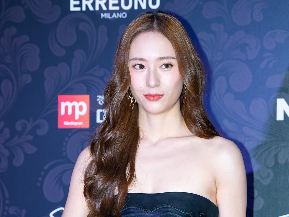 K-POPアイドルから演技者へ華麗な飛躍！元f(x)クリスタル、「春史国際映画祭」助演女優賞の栄誉