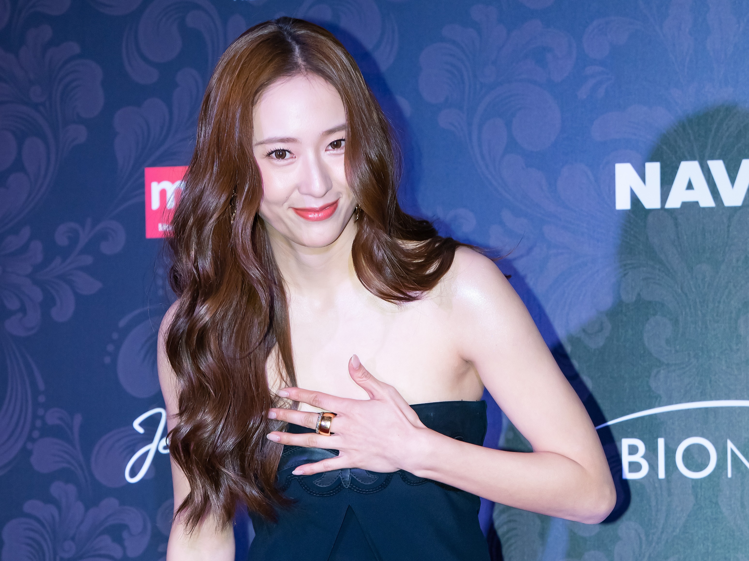 「元少女時代・ジェシカの妹」チョン・スジョン、映画祭で見せた“妖艶”黒ドレス姿【PHOTO】