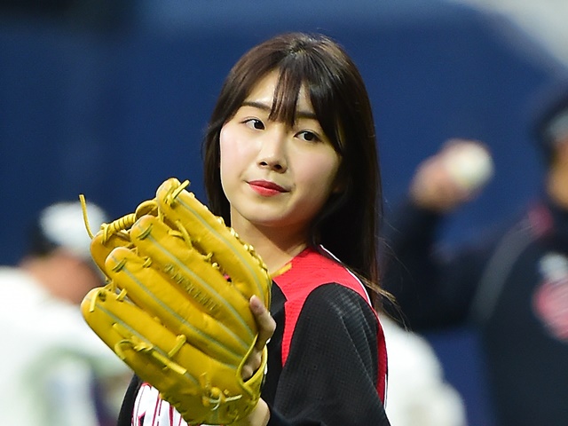 【写真】「この世の美貌じゃない」人気韓国チアの“ミニスカ衣装SHOT”にファン悶絶！「女神」「美しすぎ」