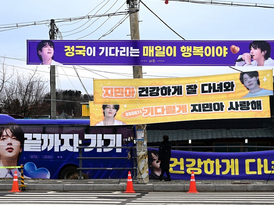 BTSのJIMINとJUNG KOOK、入隊現場は今…大型バスにアドバルーンとファンの温かくも“静かな応援”続く