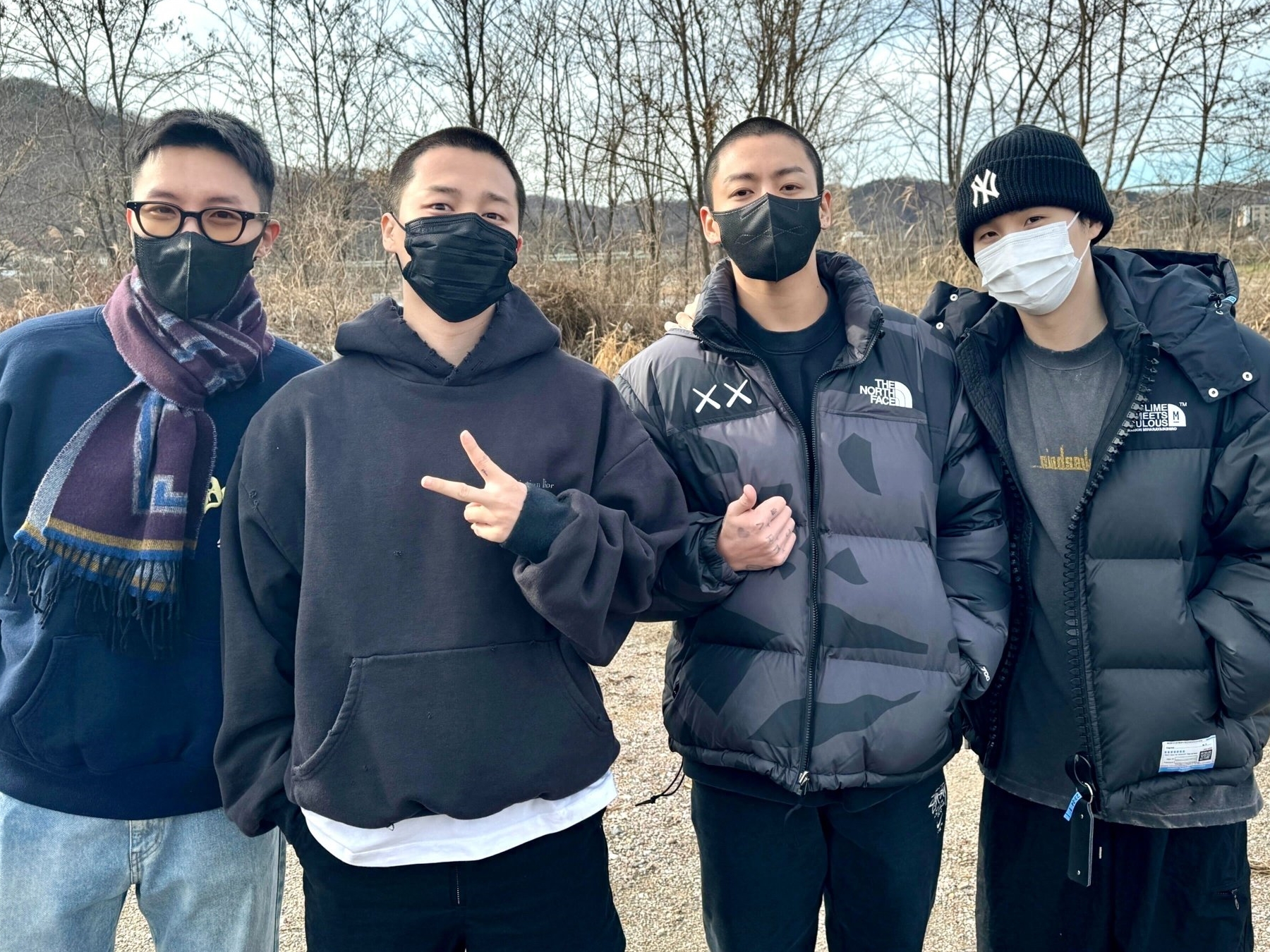 BTS最後の入隊となったJUNG KOOKとJIMIN、“丸刈り”で笑顔の2ショット…除隊予定日は2025年6月11日【PHOTO】
