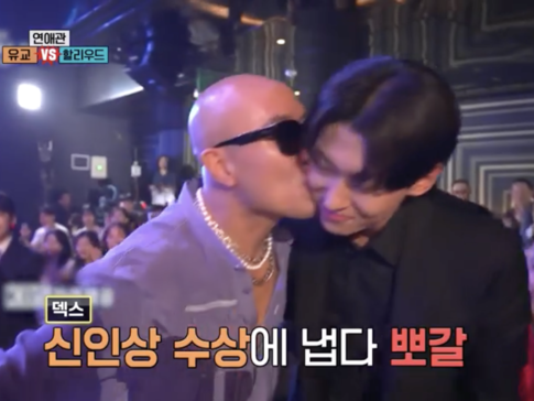 自らを同性愛者とカミングアウトしている韓国タレント（52）が新人賞受賞男性にキス…「放送事故？」釈明