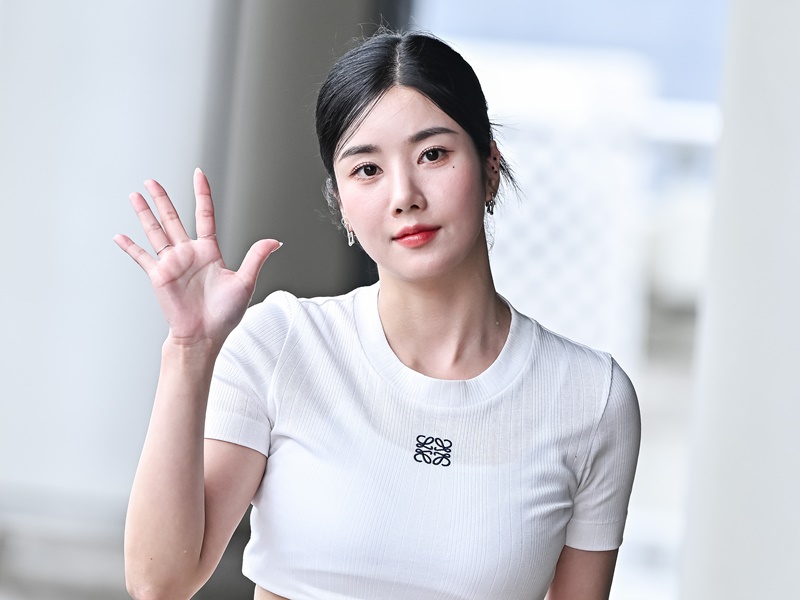 【写真】クォン・ウンビ、ミニ丈Tシャツから際立つ抜群のメリハリ…ファンも釘付け「美貌ハンパない」