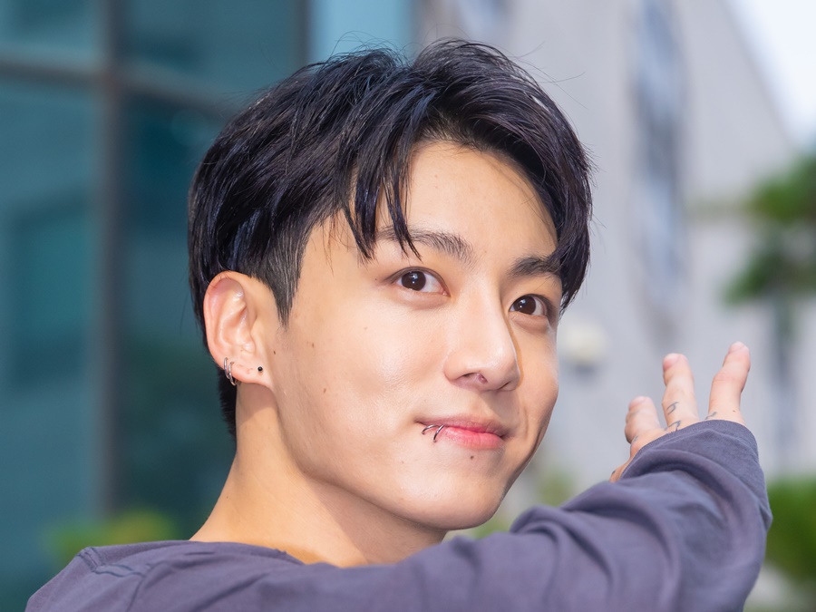 【写真】「パンプアップした？」BTS・JUNG KOOK、兵役でますます凛々しく…実兄が近況SHOTを公開