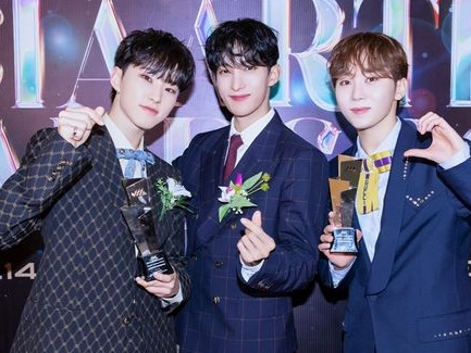 SEVENTEEN、「2023 AAA」で大賞2部門を制覇！ BSSがエンディングステージで圧巻パフォ