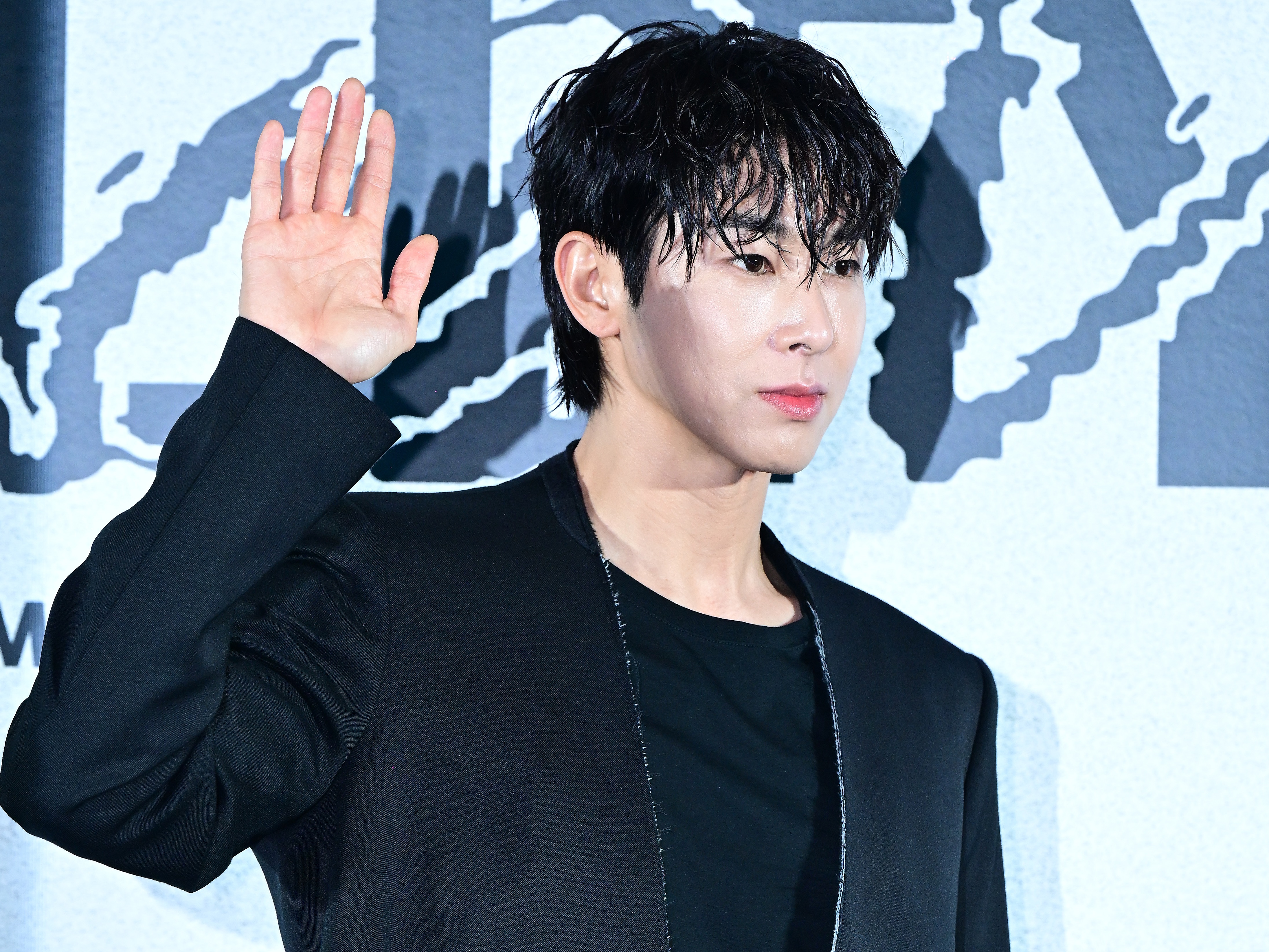 【写真】すっぴんに眼鏡なんて…東方神起・ユンホ、親しみ抜群の“オフ私服”に大反響！