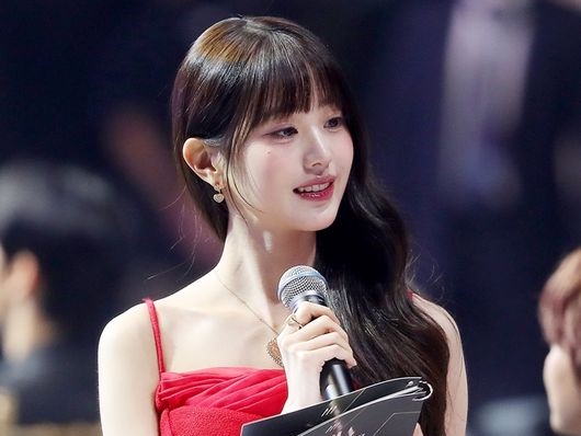 IVE・ウォニョン、授賞式「2023 AAA」で3年連続MCを見事に果たし賞まで受賞…“若者のアイコン”に