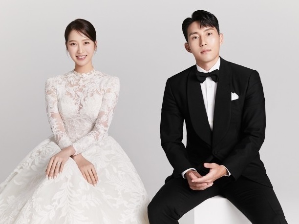 “美男美女夫婦”誕生！韓国女子ゴルファーが7歳年上サッカー選手と結婚、ウェディングフォト公開【PHOTO】