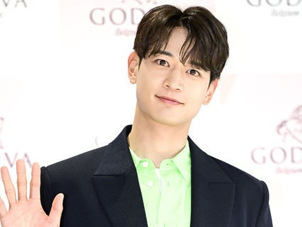 SHINee・ミンホ、故ジョンヒョンさんに報告「お母さまに会ってきたから心配しないでね」【PHOTO】