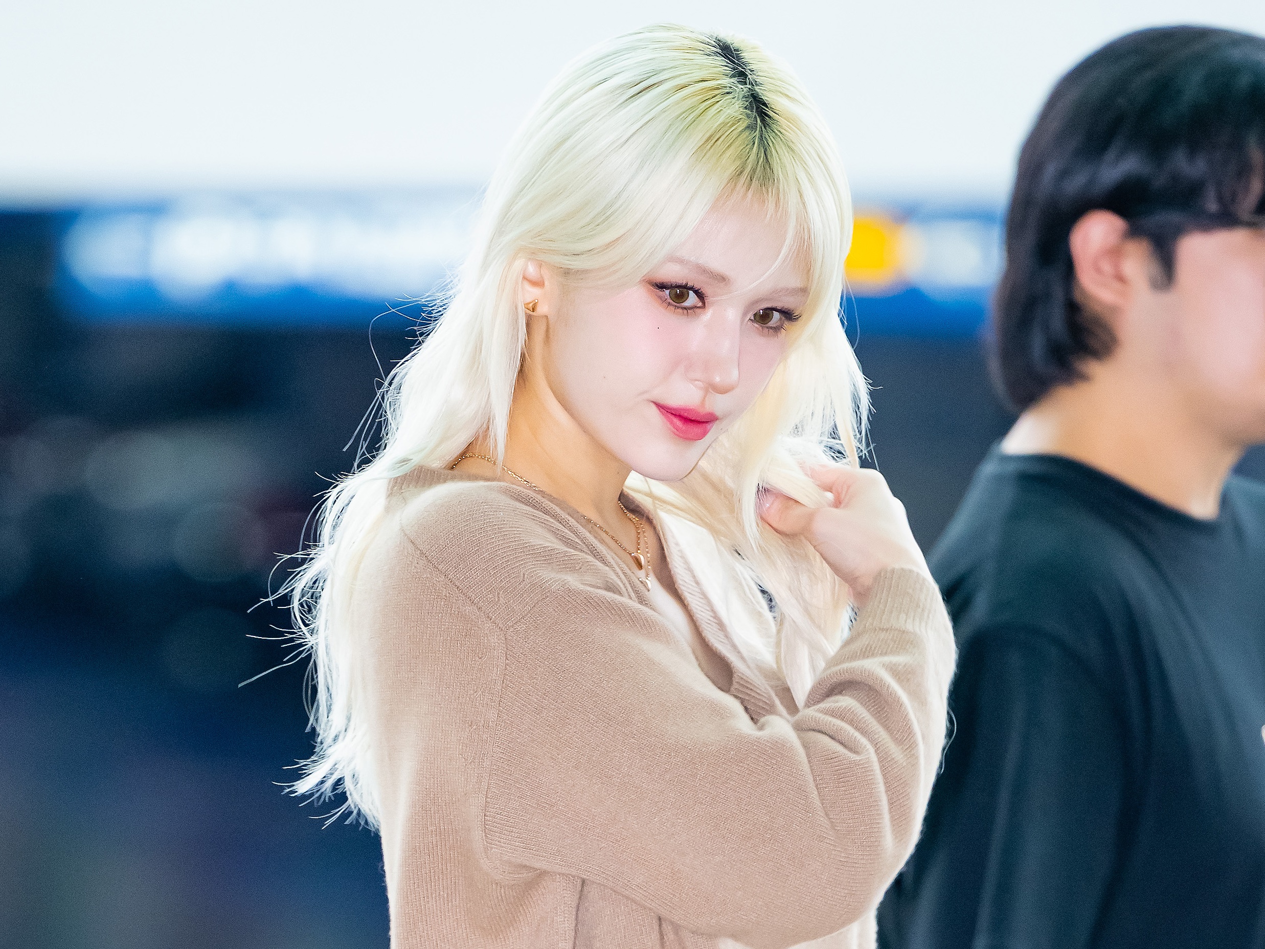 「こんなに膝下長いことある？」韓国の“元祖”ハーフ美女アイドル、圧巻の脚線美に驚愕【PHOTO】