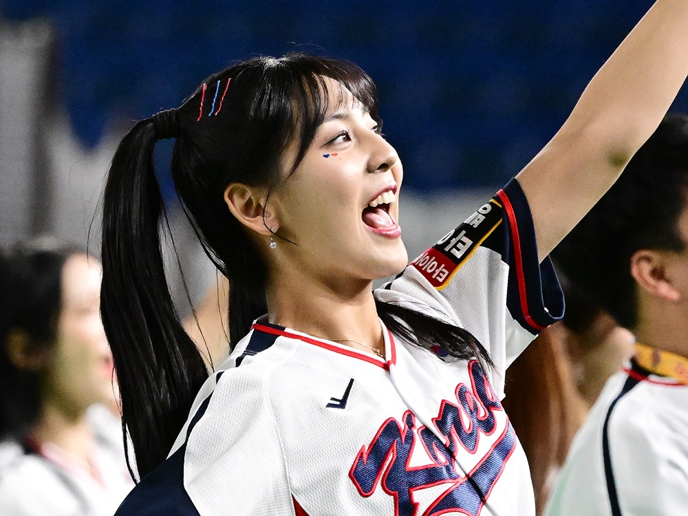 ド軍監督も興味津々で話題！韓国チアのキュートな“ヘソ出し”ユニ姿に反響「人じゃなくて妖精？」【PHOTO】