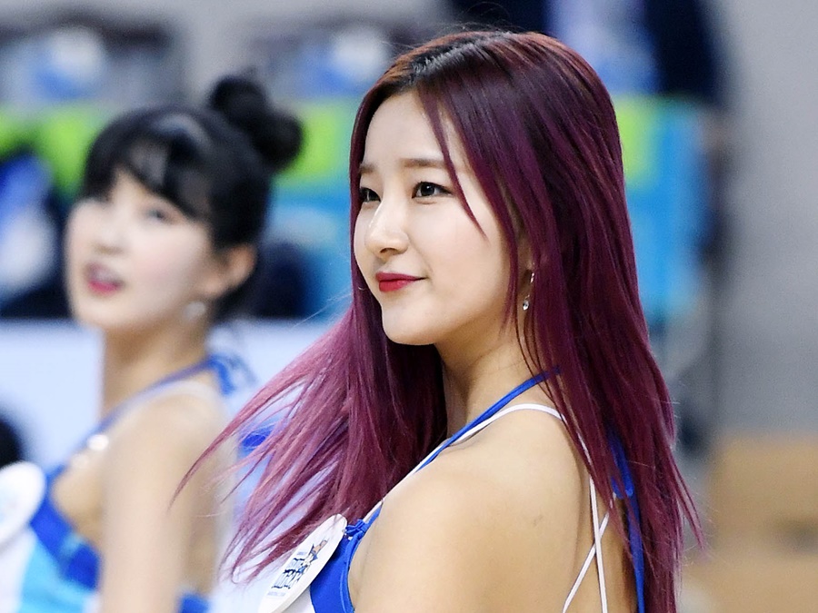 【写真】韓国チアのキム・ジナ、美脚際立つプール際のスイムウェアSHOT「信じられない美貌」