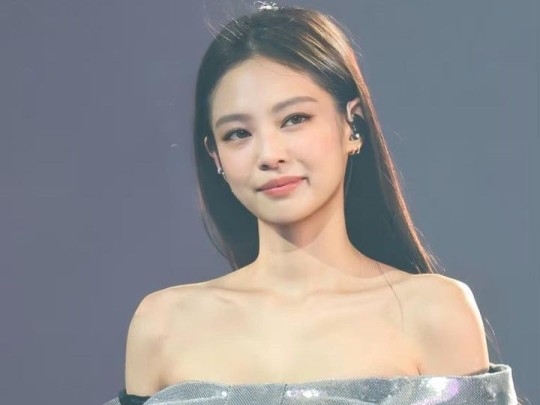 BLACKPINK・ジェニー、パリで優雅なひととき…何気ない写真も雑誌の1ページのような美貌【PHOTO】