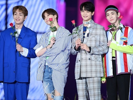 【写真】ジョンヒョンさんの姿も…SHINee、メンバー5人が揃った未公開の“完全体写真”で話題「あと10日」