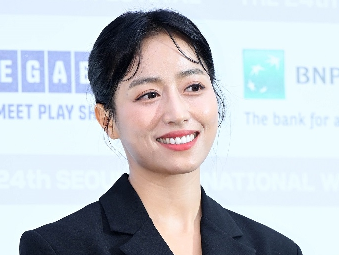 ノーブラ生放送で話題を呼んだ韓国の女子アナ（38）、出産直後に車両に貼った“メッセージ”が議論に