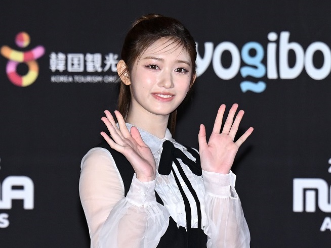 コロナで中学卒業式に参加できず…IVEの“末っ子”イソが残念な思いを伝える「体は離れていても」