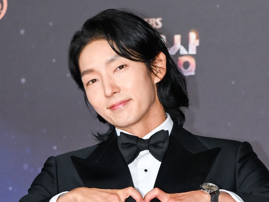 本当に40歳？俳優イ・ジュンギが“年齢不詳”の微笑みでビジュアルを更新「美脚もすごい」【PHOTO】