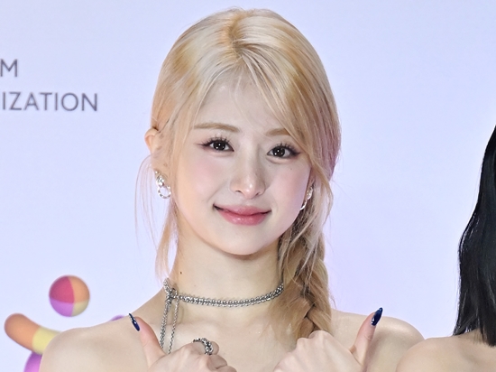 「まるでお人形…」LE SSERAFIMホ・ユンジンの女神ビジュ、5人の“大はしゃぎ”ショットにも反響【PHOTO】