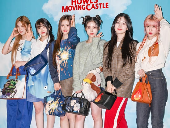 「罰ゲームみたい」な“顔面ドレス”から一転…「TWICE妹分」NMIXXがLOEWEと『ハウル』のコラボ服で登場！【PHOTO】