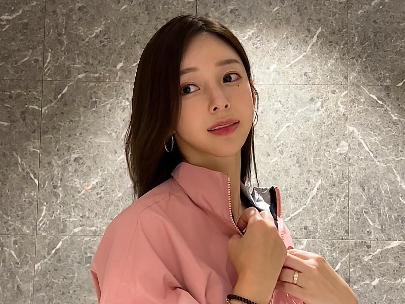 美人と評判の『女神降臨』作者、ショートカットに劇的イメチェン…シルエットまで神々しいと話題【PHOTO】