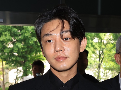 “逮捕”をチラつかされ、ようやく出席…“5種の麻薬容疑”の俳優ユ・アインが2度目の調査に応じる