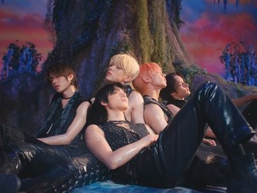 TXTの新曲『Sugar Rush Ride』のMVティザーが初公開！神秘的な世界で大樹に身を預ける5人